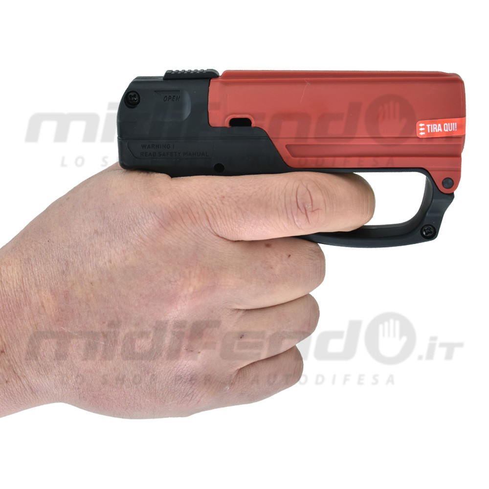 Mano che impugna la pistola spray al peperoncino Umarex Walther PDP rossa e nera da 11 ml