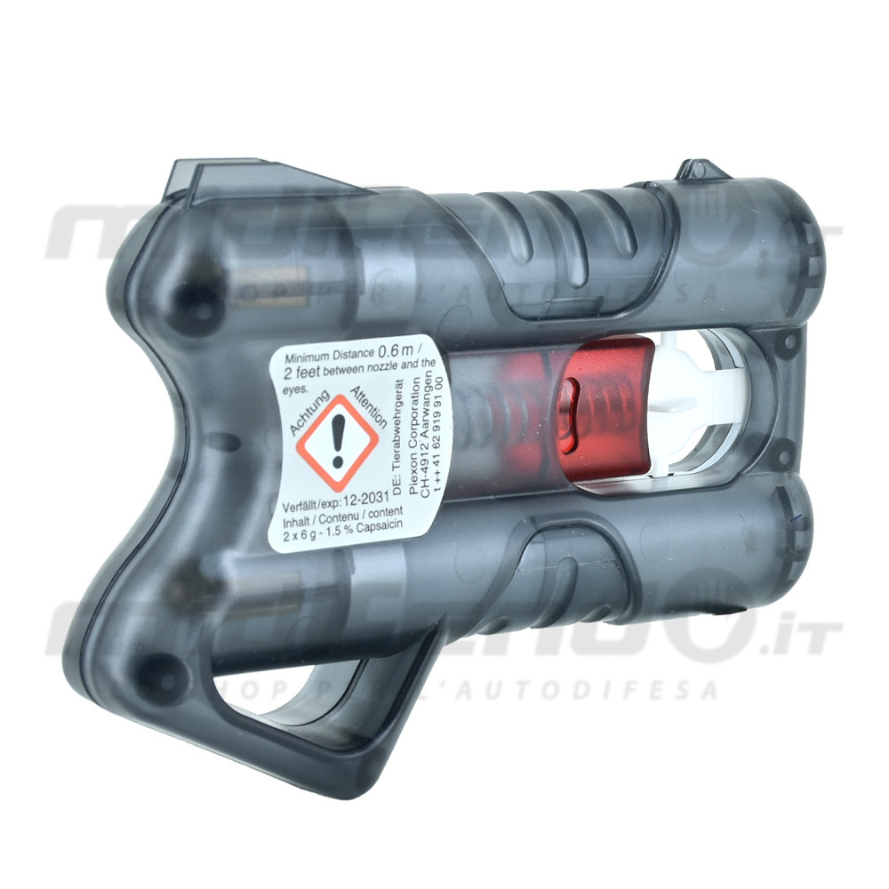 Vista laterale 3/4 pistola spray al peperoncino Plexon con scocca grigio trasparente, cartucce rosse visibili e etichetta di sicurezza capsaicin 1.5%