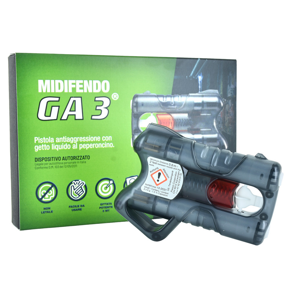 Vista 3/4 della pistola antiaggressione Midifendo GA3 con getto liquido al peperoncino, corpo grigio scuro semitrasparente con cartuccia rossa visibile, affiancata dalla confezione verde